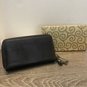 Mundi Genuine Leather Black Wallet. NWT/box. Double zip.